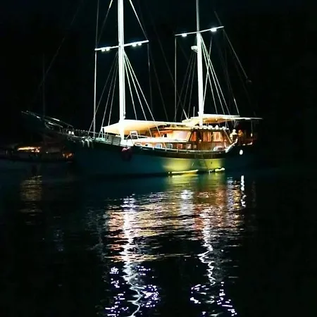 Cemre Su Yacht Botel *